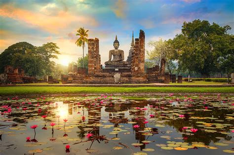 The Fall of Sukhothai: A Monumental Collapse in Siamese Political Power and the Rise of Ayutthaya